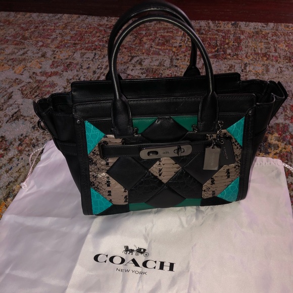 Coach purse/ there is a black strap included *Authentic* - Picture 1 of 4